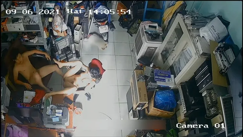 Vợ chồng yêu nắc nhau trong của hàng máy tính