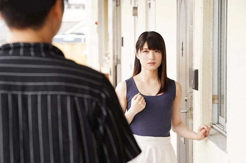 Cãi nhau với người chồng, người vợ ăn nằm với cậu thanh niên củ khoải xóm