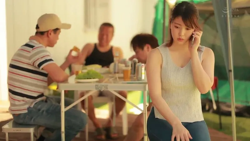 Người chồng khờ để người vợ tham gia sự kiện cắm trại với mấy gã hàng xóm và cái kết