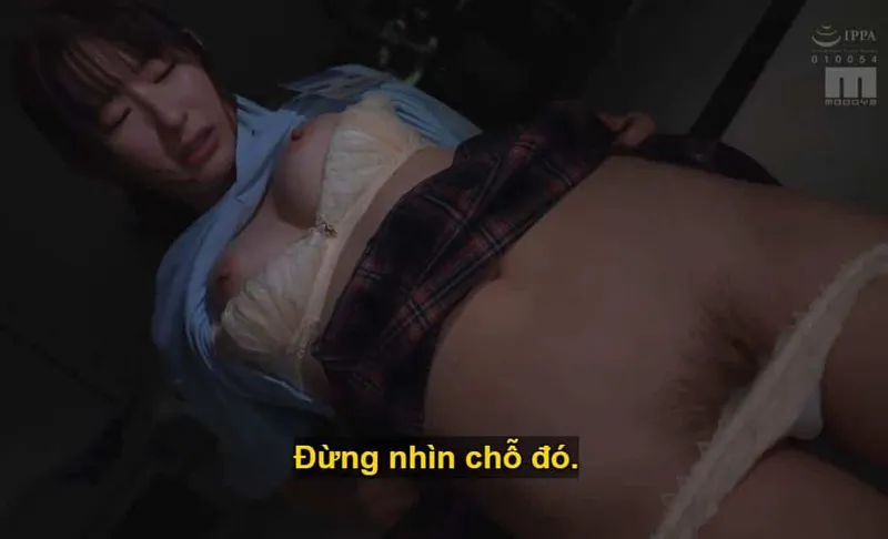 Ông chủ âm mưu "làm thịt" cô nhân viên dưới quyền kiêu căng lười nhác, suốt ngày chỉ chăm chăm chat chit với người yêu.