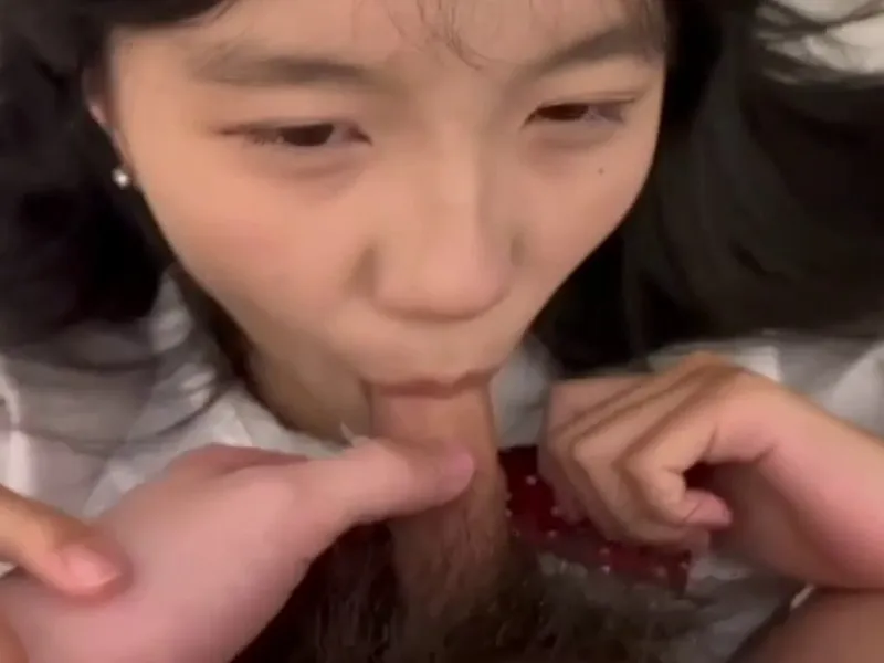 Em loli dễ thương liếm dương vật biến em thành con em đào nứng lồn p2